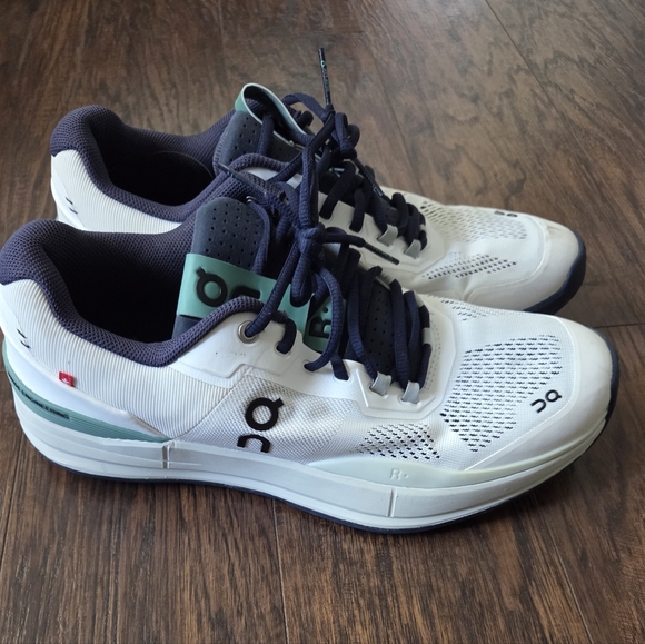 On The Rodger Sneakers - Picture 2 of 8